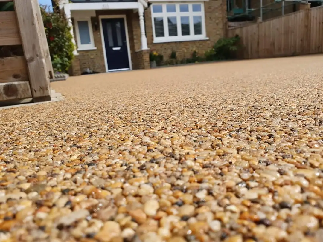 Resin bound driveway with smooth golden aggregate finish